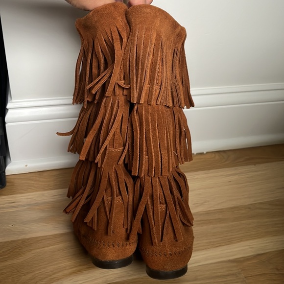 Like New Minnetonka suede fringe boots - Picture 5 of 7